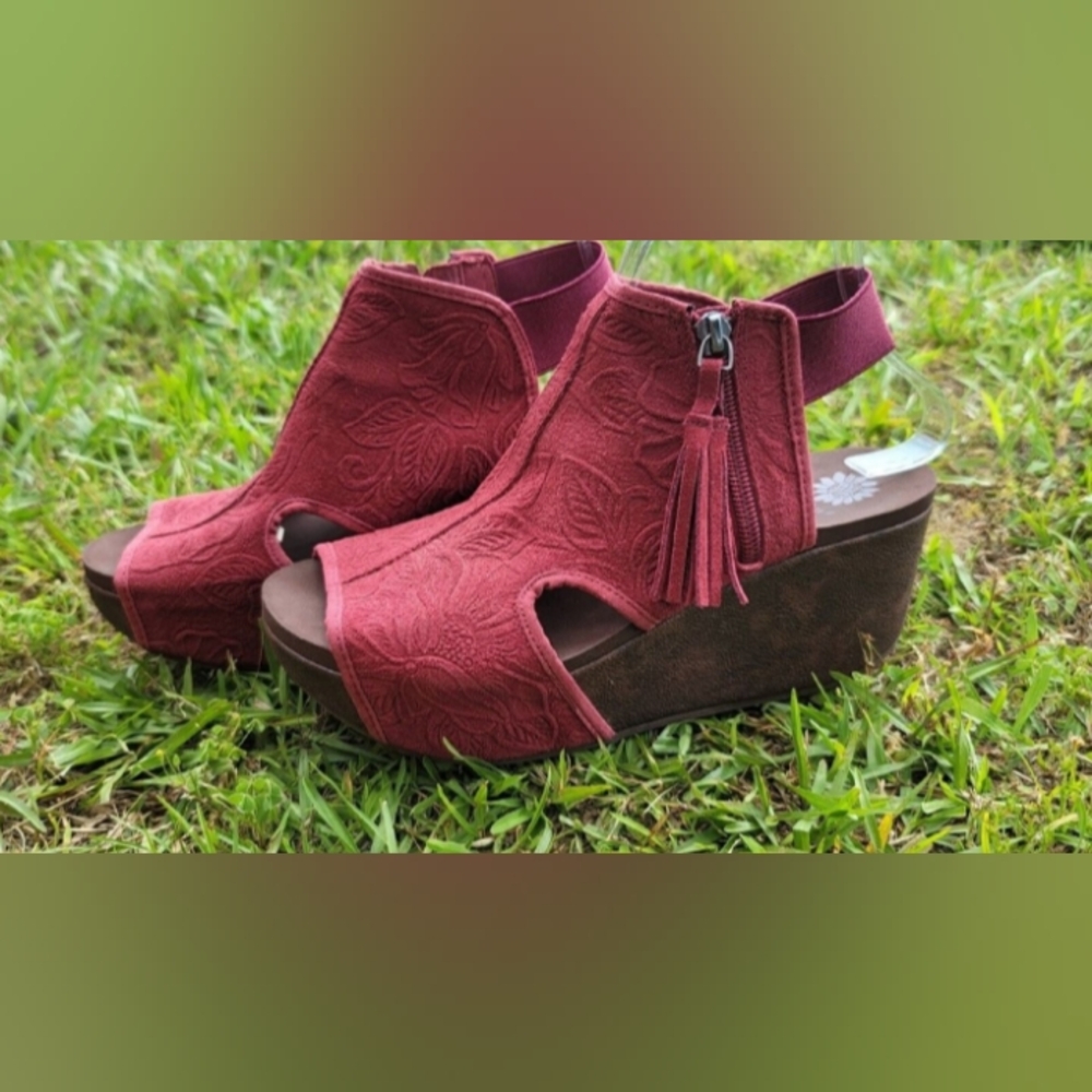 Yellow box wedges size 8 1/2